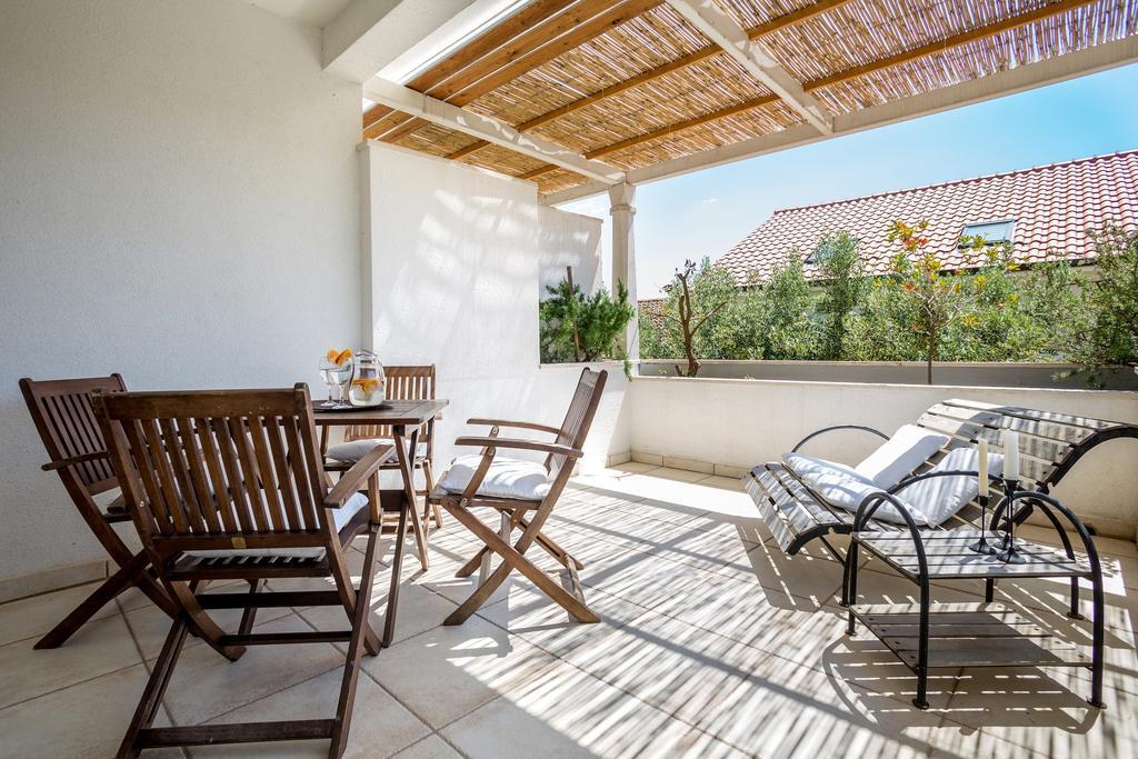 Zlatni Bol Apartments Exterior photo